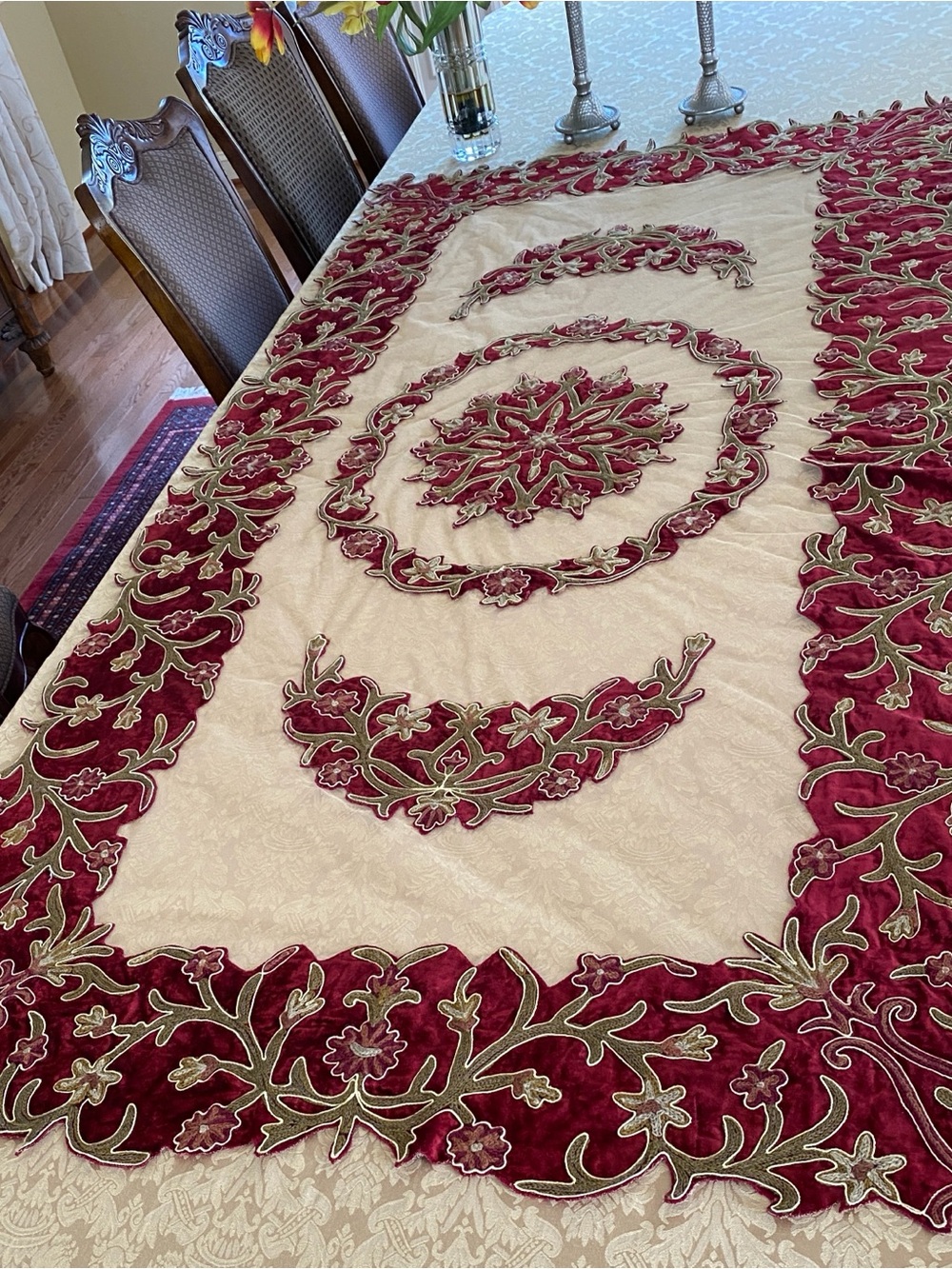 Elegant tablecloth accent